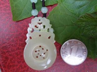 晶瑩潤(rùn)澤，財(cái)源滾滾 阿富汗玉“錢袋”吊墜工藝品鑒賞