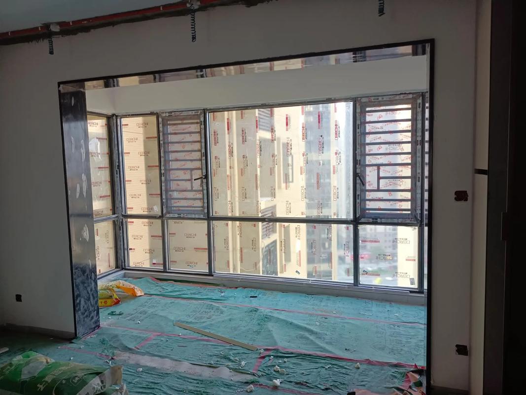 鋁合金封窗與陽臺全包套 從施工現場看金屬門窗工程的品質之道